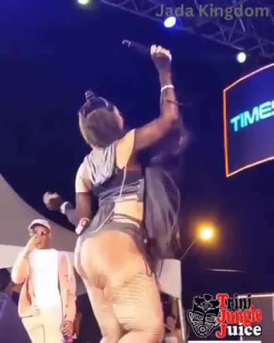 🍑 shaking on stage