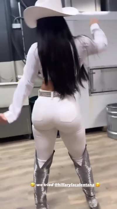 I want to squeeze it 🥵😍 