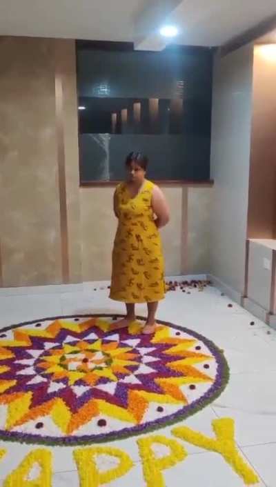 Indian Karen destroys neighbour's rangoli while quoting stupid by-laws