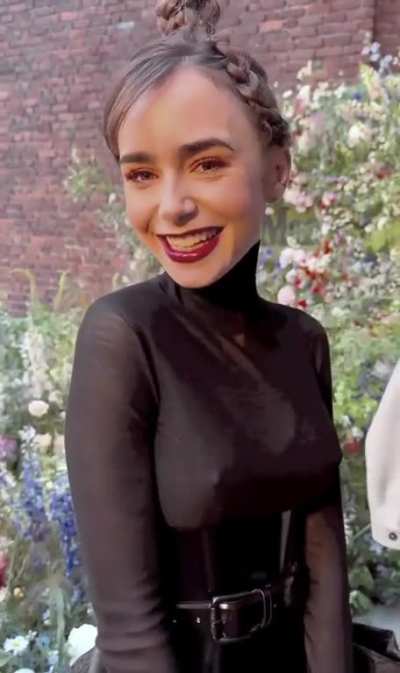 Lily Collins 