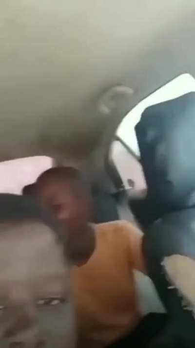 Agalarla arabayı &ccedil;alıp kabile reisinden ka&ccedil;arken olur gibi