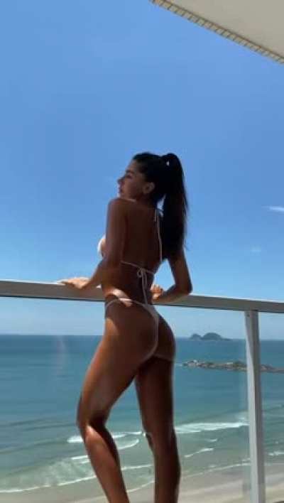 Jennifer Auada @jenniferauada o insta &eacute; em ingl&ecirc;s porem ela &eacute; brasileira