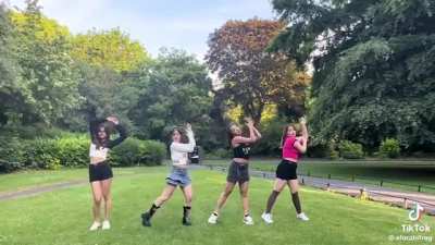 Man shouts at girls making a Tik Tok video in Stephen&rsquo;s green