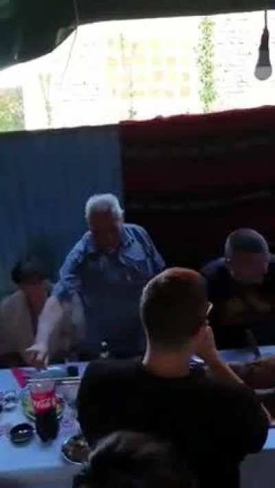 Погодила га песма.