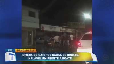 Briga por boneca infl&aacute;vel kkkk