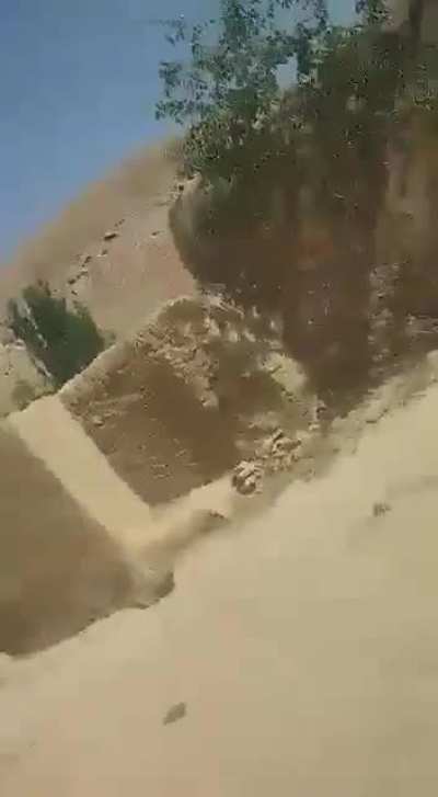 Taliban milisleri afganistanda tipinden anladığım kadarıyla &ouml;zbek yada hazara olan ihtiyar bir adamı h&uuml;k&uuml;met destekciliği yaptığı i&ccedil;in &ouml;ld&uuml;resiye d&ouml;v&uuml;yor .Bu paştun talibanları hazaralara etnik soykırımlarla n&uuml;fusunu iyice azalttı aynısını g&uuml;ney t&uuml;rkistan