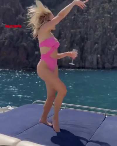 Morgan (BB:OTT) dancing in a swimsuit
