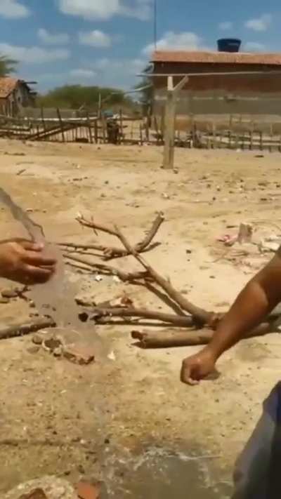 Algu&eacute;m sabe a hist&oacute;ria desse v&iacute;deo? O cara agradecendo o prefeito pela esp&eacute;cie de torneira e acaba tendo uma surpresa, mas o grupo n&atilde;o se abala kkkk