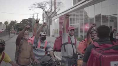 'Ningu&eacute;m aqui &eacute; empreendedor de porra nenhuma. N&oacute;s &eacute; for&ccedil;a de trabalho nessa porra': entregadores antifascistas em protesto anti-Bolsonaro e antirracista ontem em S&atilde;o Paulo