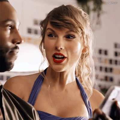 Taylor's beautiful breasts 😍