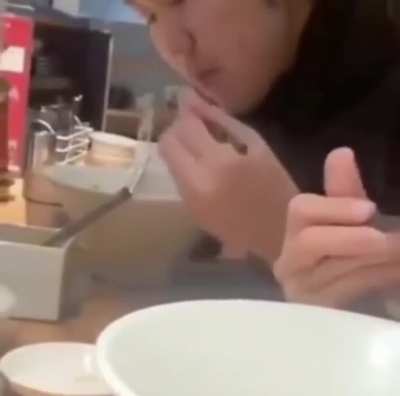 How to eat ramen