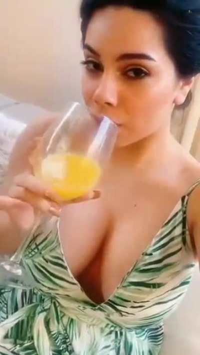 Al principio se le ve su rico pezon y el resto sus tetas