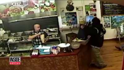 Store clerk completely ignore an armed robber to help customers