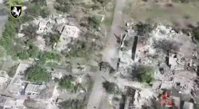 Drone footage of a tank from the Ukrainian 1st Tank Brigade attacking Russian positions at close range. 