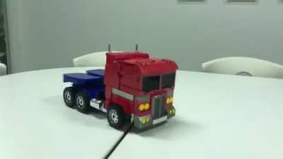This Transformers robot actually living up to its name
