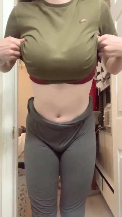 Smash or pass and BE HONEST!! 🍑 let&rsquo;s chat 💕 just check the comments for a 🥵 link 👇 