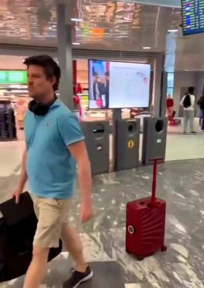 Travel bag that follows its owner