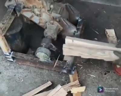 Wood chopping machine