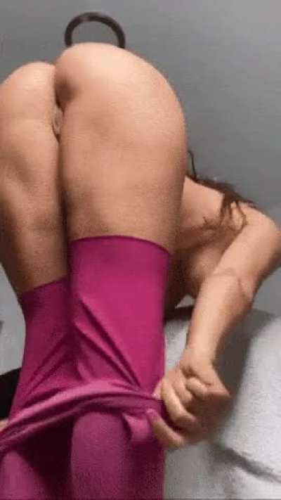Sexy fit girl in yoga pants🤩🍒