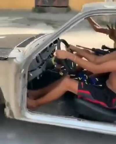 Mad Max: Complexo do Alemão!