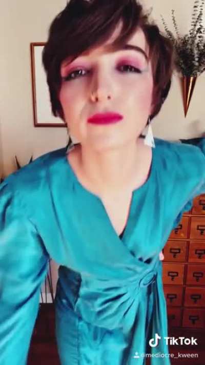 &ldquo;Let&rsquo;s get ready for NYE together&rdquo; outfit and makeup transformation using my vintage collection, focused on 80s/90s