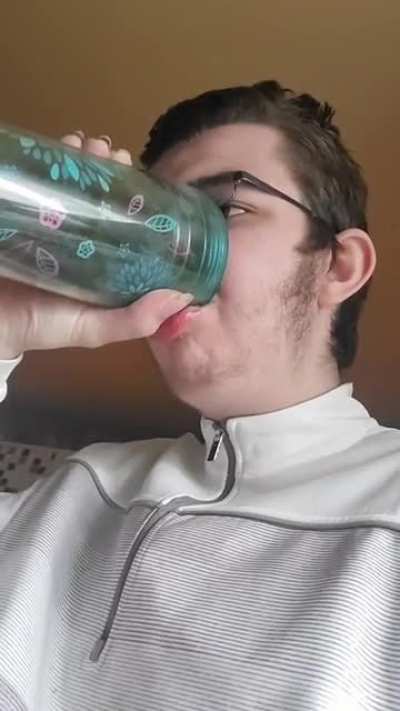 goddamn I wish that flowery water bottle were me 🥵