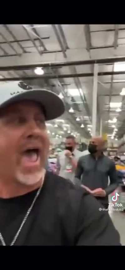 Qanon dumbfuck films himself at Costco while screaming "nO mOrE mAsKs!!!!"