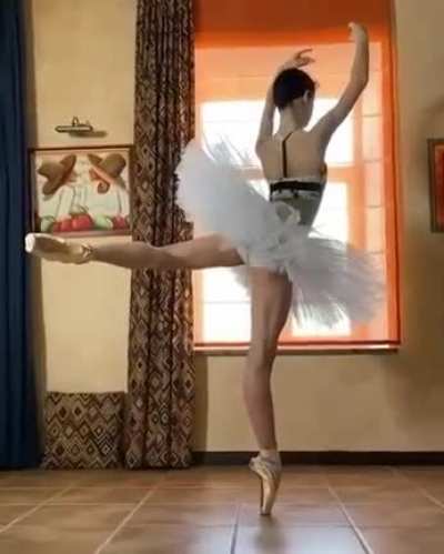 Russian ballerina Maria Khoreva does a minute long, 360&deg; pointe technique.