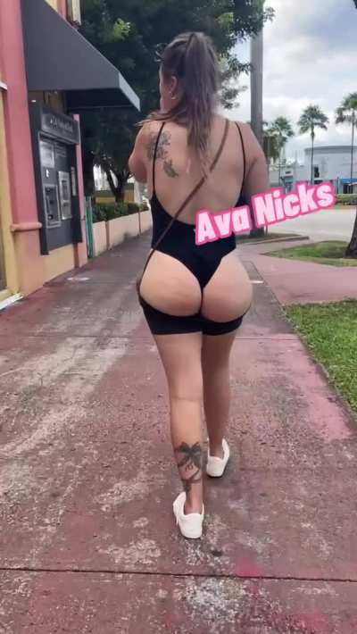 Think you could rip my thong off with your teeth? Let&rsquo;s give Miami a show