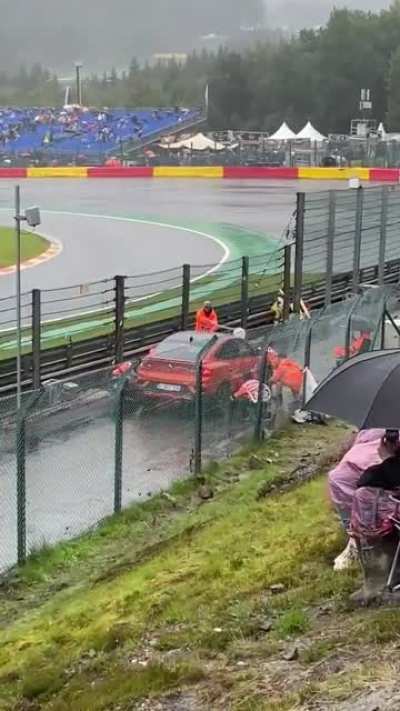 Marshals are so entertaining, gotta say they&rsquo;re doing the fastest pit stop