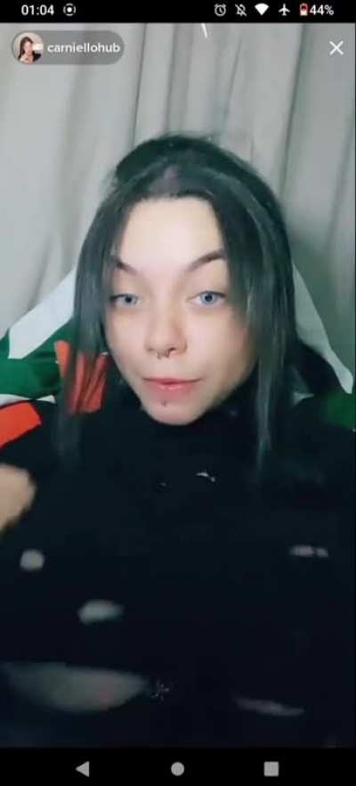 gostosa mostrando os peitos em live