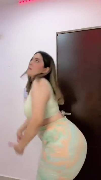 GYATTT le encanta ense&ntilde;ar el culo