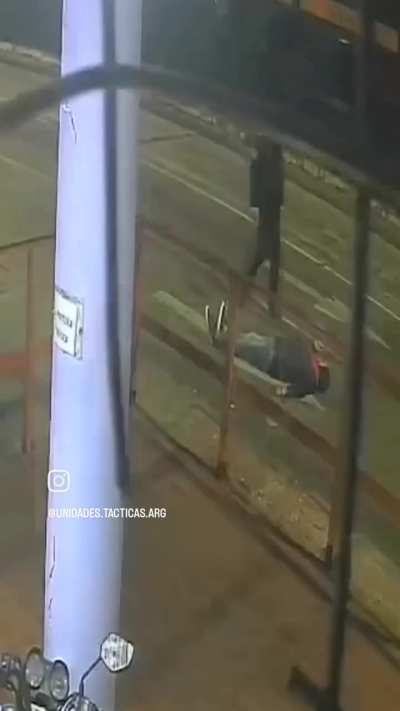 Le disparó a la policía y recibió un disparo en la cabeza