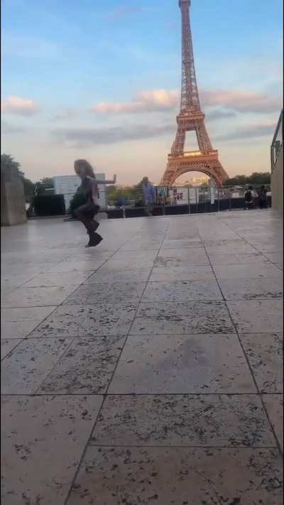 This dad gave his daughter a truly magical moment at the Eiffel Tower. He convinced his daughter that she was the one turning on the Eiffel Tower&rsquo;s lights.