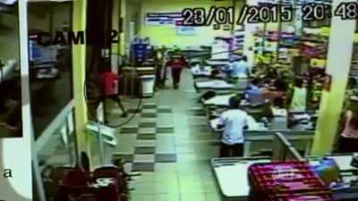 O policial n&atilde;o pode atirar, quem pode atirar &eacute; o bandido.