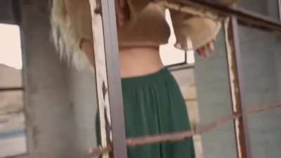 Hannah looks gorgeous in this one (forgot what shoot it was)