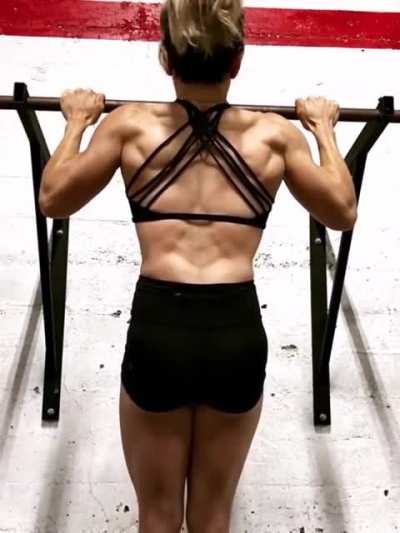 Artist and weightlifter Elizabeth Halen [gif]