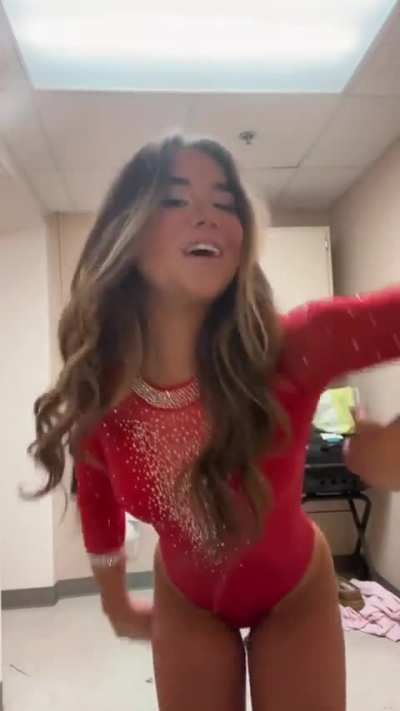 Sarah Cohen in her TikTok video 🍑🤸&zwj;♀️
