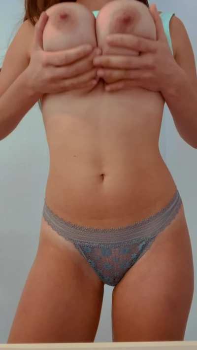 Sportsbra tittydrop