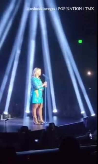 Miranda Lambert chastises fans for taking selfies