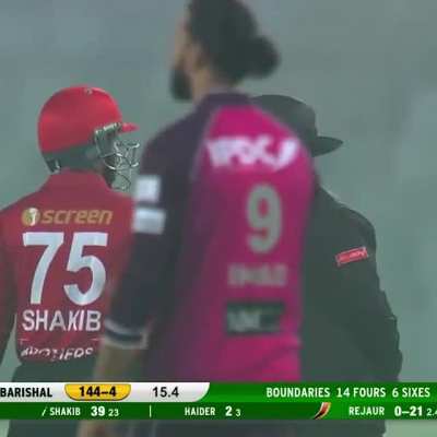 Shakib wasn't happy this wasn't called wide👀