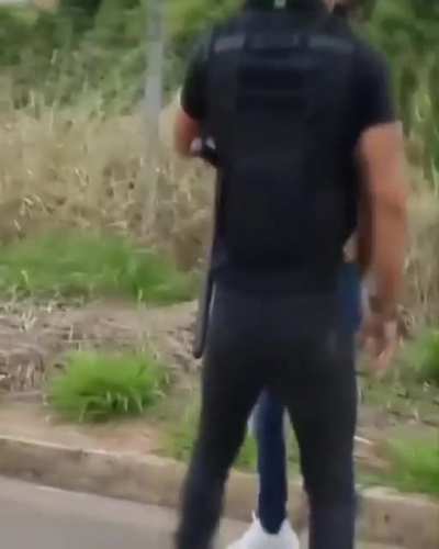 Oq &eacute; macio e vive no cambur&atilde;o?