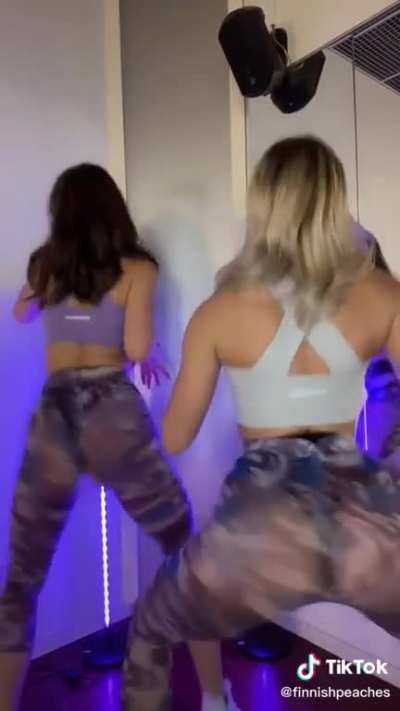 Twerking besties