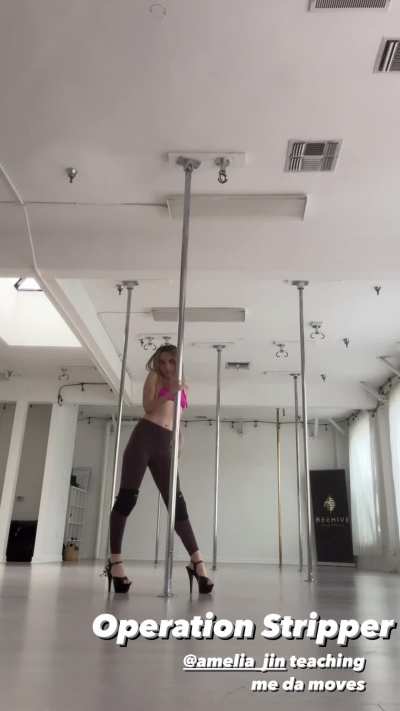 Chloe Fineman showing off that she's for bulls only