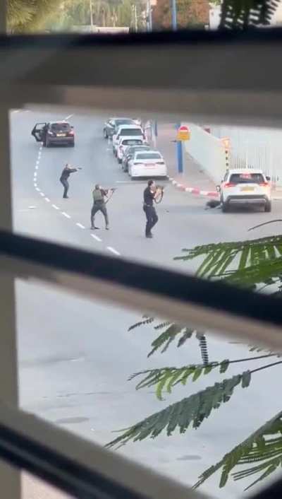 The moment of injury to the commander of the Sderot police, Ronen Gabai, in clashes with Hamas elements at the police station yesterday.