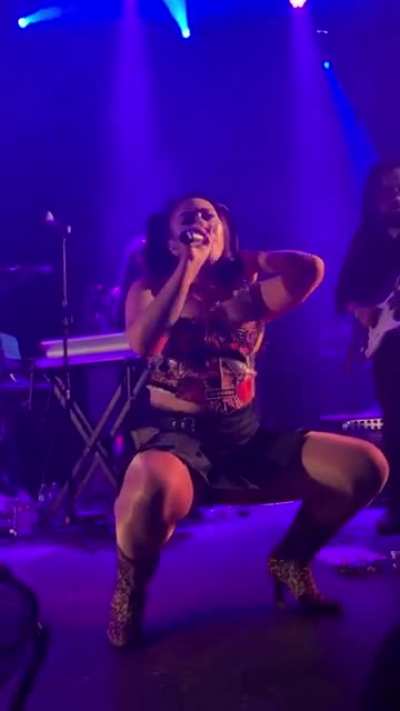 Kali performing Tyrant @ Metro - Chicago last night 😍