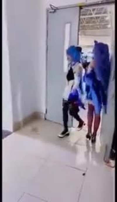 POV est&aacute;s esperando a que tu amigo salga del ba&ntilde;o en un shopping de CABA