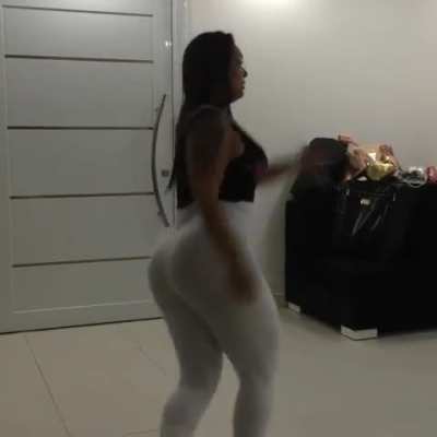 Dan&ccedil;ando e empinando de legging branca