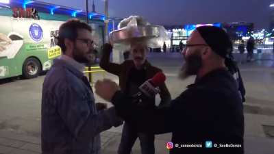 Bana dindar olmakla cahil olmanın farkını &ouml;ğreten sakallı amca, keşke herkes senin gibi d&uuml;ş&uuml;nebilse.