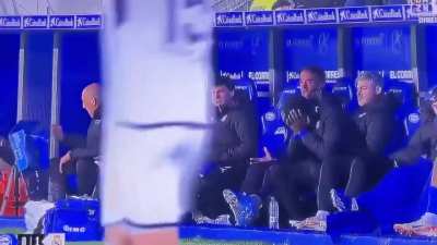Alav&eacute;s coach reaction after Real Madrid scoring 92nd minute with 1 man less on the field!